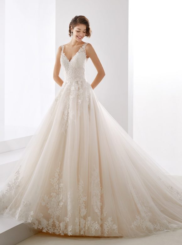 Abito da sposa dalla linea a trapezio in tulle e pizzo - Il Giardino della  Sposa