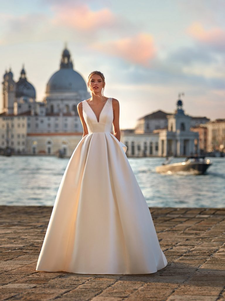 Abito da sposa con fiocco dietro sale