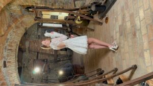 Abito da sposa corto in pizzo e cristalli